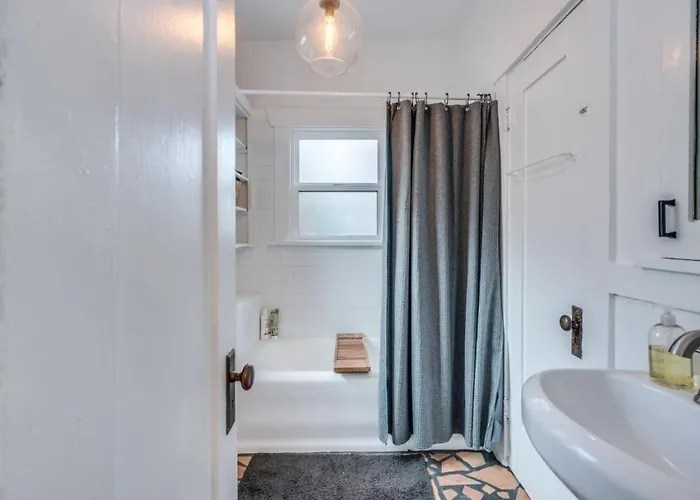 Holiday home 1926 Historic Duplex, Near U Of A, 1 Bedroom 1 Ba *