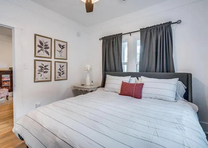 Holiday home 1926 Historic Duplex, Near U Of A, 1 Bedroom 1 Ba